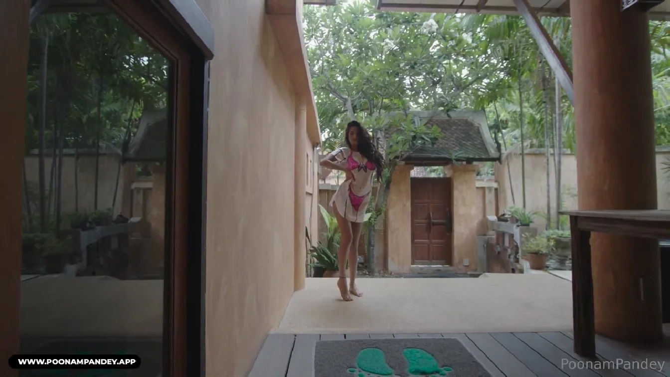 Sexy Gardener PoonamPandey